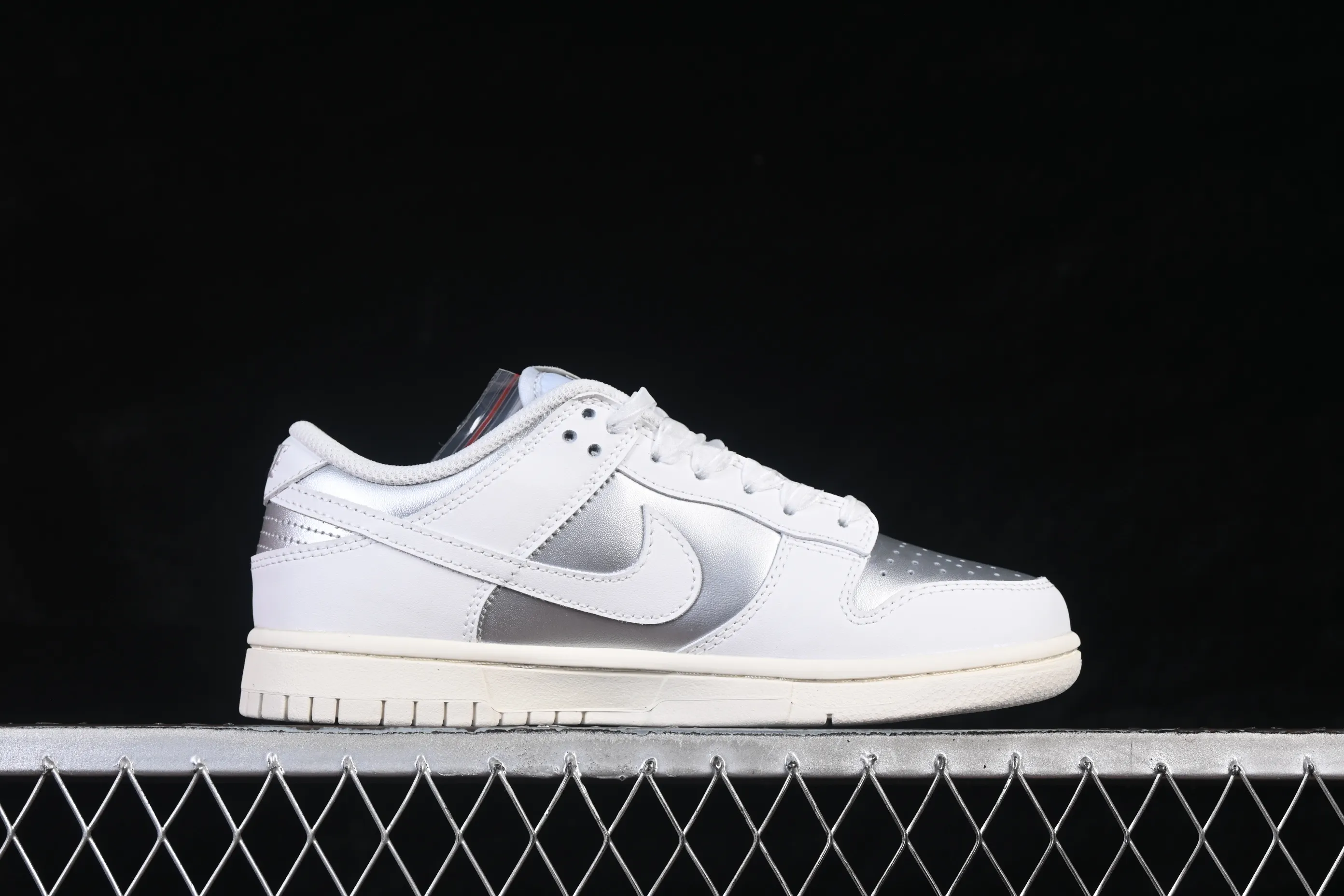 All categories Nk SB Dunk series Nk SB Dunk Low low-top sneakers Nike SB Dunk Low silver low-top casual sneakers IB7311-001